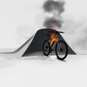 Manta anti-fogo para bicicletas elétricas usada para conter incêndios em baterias de lítio.