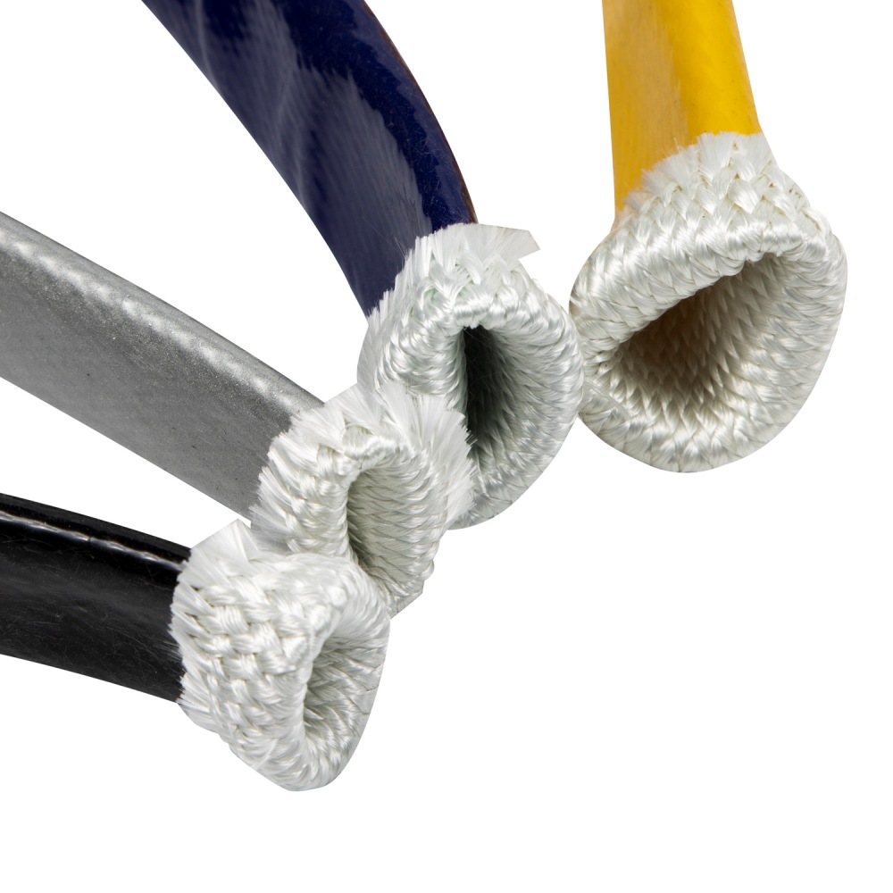 Manga de proteção para mangueira hidráulica industrial, ideal para condições de trabalho severas.